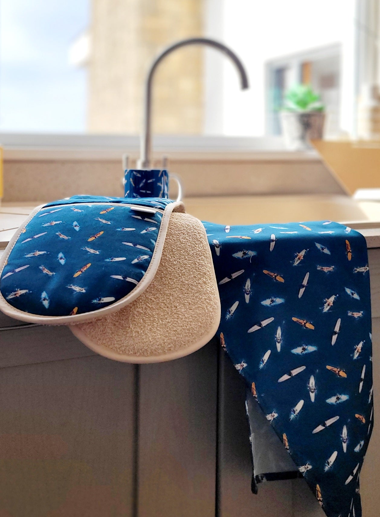 Aerial Surfer Oven Gloves